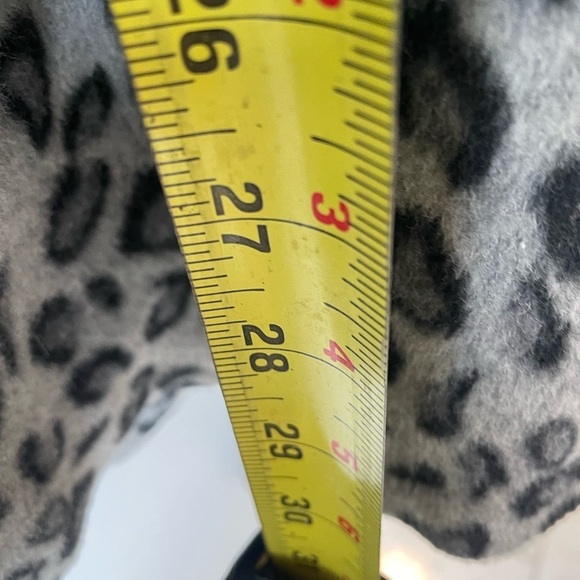 Mud Pie, women’s Medium, gray leopard print fuzzy warm cozy fall or winter coat - Picture 5 of 5